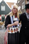 Volendam 22 april 2013
Linda de Mol reikt de eerse l Homo uit aan Johannes Rypma die op de cover staat. De presentatie was in hotel Spaander. Johannes Linda en Cees Tol in volendammer kostuum
Peter Smulders bv