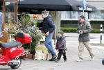 Amsterdam 27 april 2013
Martijn Krabbe en zijn zoon Achilles gaan op vespa scooter bloemen kopen voor de turnjuf van dochter/zus
Peter Smulders bv