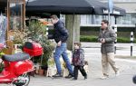Amsterdam 27 april 2013
Martijn Krabbe en zijn zoon Achilles gaan op vespa scooter bloemen kopen voor de turnjuf van dochter/zus
Peter Smulders bv