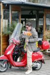 Amsterdam 27 april 2013
Martijn Krabbe en zijn zoon Achilles gaan op vespa scooter bloemen kopen voor de turnjuf van dochter/zus
Peter Smulders bv