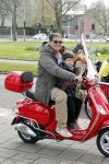 Amsterdam 27 april 2013
Martijn Krabbe en zijn zoon Achilles gaan op vespa scooter bloemen kopen voor de turnjuf van dochter/zus
Peter Smulders bv