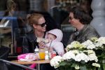 Amsterdam 23 april 2013
Nicolette Kluijver met haar man en dochter op terras in amsterdam zuid.
Peter Smulders bv