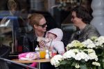 Amsterdam 23 april 2013
Nicolette Kluijver met haar man en dochter op terras in amsterdam zuid.
Peter Smulders bv