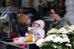 Amsterdam 23 april 2013
Nicolette Kluijver met haar man en dochter op terras in amsterdam zuid.
Peter Smulders bv