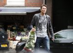 Amsterdam 11 mei 2013
Piet Boon koopt rozen voor zijn moeder op moederdag.
Peter Smulders bv