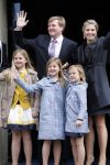 Amsterdam, 29 April 2013
Vertrek Kon. familie vanuit Paleis op de Dam naar het diner in het Rijksmuseum
Prins Willem Alexander en Prinses Maxima met gezin
Foto Peter Smulders BV