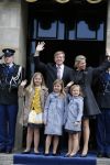 Amsterdam, 29 April 2013
Vertrek Kon. familie vanuit Paleis op de Dam naar het diner in het Rijksmuseum
Prins Willem Alexander en Prinses Maxima met gezin
Foto Peter Smulders BV