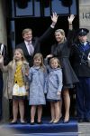 Amsterdam, 29 April 2013
Vertrek Kon. familie vanuit Paleis op de Dam naar het diner in het Rijksmuseum
Prins Willem Alexander en Prinses Maxima met gezin
Foto Peter Smulders BV