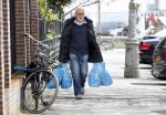 Amsterdam 27 april 2013
Rob Houwer doet boodschappen.
Peter Smulders bv