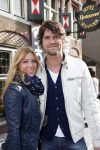 Volendam 22 april 2013
Linda de Mol reikt de eerse l Homo uit aan Johannes Rypma die op de cover staat. De presentatie was in hotel Spaander. Simon en Annemarie Keizer
Peter Smulders bv