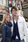 Volendam 22 april 2013
Linda de Mol reikt de eerse l Homo uit aan Johannes Rypma die op de cover staat. De presentatie was in hotel Spaander. Simon en Annemarie Keizer
Peter Smulders bv