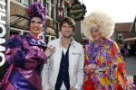 Volendam 22 april 2013
Linda de Mol reikt de eerse l Homo uit aan Johannes Rypma die op de cover staat. De presentatie was in hotel Spaander. Simon en Annemarie Keizer
Peter Smulders bv