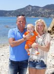 Ibiza 2 mei 2013
Sonja Bakker met man jan Reus en zoontje Bram op het strand op ibiza.
Peter Smulders bv