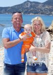 Ibiza 2 mei 2013
Sonja Bakker met man jan Reus en zoontje Bram op het strand op ibiza.
Peter Smulders bv