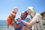 Ibiza 2 mei 2013
Sonja Bakker met man jan Reus en zoontje Bram op het strand op ibiza.
Peter Smulders bv