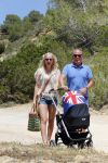 Ibiza 2 mei 2013
Sonja Bakker met man jan Reus en zoontje Bram op het strand op ibiza.
Peter Smulders bv