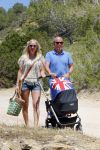 Ibiza 2 mei 2013
Sonja Bakker met man jan Reus en zoontje Bram op het strand op ibiza.
Peter Smulders bv