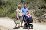 Ibiza 2 mei 2013
Sonja Bakker met man jan Reus en zoontje Bram op het strand op ibiza.
Peter Smulders bv
