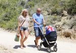 Ibiza 2 mei 2013
Sonja Bakker met man jan Reus en zoontje Bram op het strand op ibiza.
Peter Smulders bv