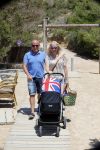 Ibiza 2 mei 2013
Sonja Bakker met man jan Reus en zoontje Bram op het strand op ibiza.
Peter Smulders bv