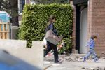 Amsterdam 25 april 2013
Frank Rijkaard met zijn vrouw en zoon bij hun nieuwe huis aan het vondelpark.
Peter Smulders bv