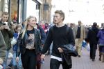 Amsterdam 29 april 2013
Viktor Fischer met zijn vriendin op de klverstraat.
Peter Smulders bv