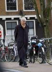 Amsterdam 13 april 2014
Frits Bolkestein wandelend in het centrum van Amsterdam.