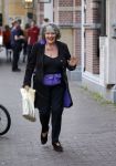 Amsterdam 25 april 2014
Janine v d Ende heeft koninklijke onderscheiding (lintje) gekregen en arriveert bij het nieuwe de la mar met haar man Joop v d Ende. Diverse gasten zijn uitgenodigd voor een feest. Willeke v Ammelrooy