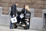 Amsterdam 4 april 2015
Albert Verlinde doet boodschappen op de pc hooftstraat . Hij gaat binnenkort op de pc wonen in zijn nieuwe huis/appartement. Albert in gesprek met Nicolette v Dam en haar vriend Bas Smit