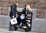 Amsterdam 4 april 2015
Albert Verlinde doet boodschappen op de pc hooftstraat . Hij gaat binnenkort op de pc wonen in zijn nieuwe huis/appartement. Albert in gesprek met Nicolette v Dam en haar vriend Bas Smit