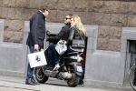 Amsterdam 4 april 2015
Albert Verlinde doet boodschappen op de pc hooftstraat . Hij gaat binnenkort op de pc wonen in zijn nieuwe huis/appartement. Albert in gesprek met Nicolette v Dam en haar vriend Bas Smit