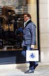 Amsterdam 4 april 2015
Albert Verlinde doet boodschappen op de pc hooftstraat . Hij gaat binnenkort op de pc wonen in zijn nieuwe huis/appartement