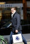 Amsterdam 4 april 2015
Albert Verlinde doet boodschappen op de pc hooftstraat . Hij gaat binnenkort op de pc wonen in zijn nieuwe huis/appartement
