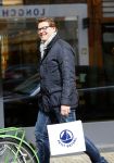 Amsterdam 4 april 2015
Albert Verlinde doet boodschappen op de pc hooftstraat . Hij gaat binnenkort op de pc wonen in zijn nieuwe huis/appartement
