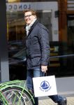 Amsterdam 4 april 2015
Albert Verlinde doet boodschappen op de pc hooftstraat . Hij gaat binnenkort op de pc wonen in zijn nieuwe huis/appartement