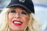 Aalsmeer 29 april 2015
Bonnie st Claire loopt met haar hondjes voorbij haar nieuwe huis.