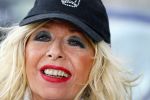 Aalsmeer 29 april 2015
Bonnie st Claire loopt met haar hondjes voorbij haar nieuwe huis.
