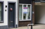 Aalsmeer 29 april 2015
Bonnie st Claire loopt met haar hondjes voorbij haar nieuwe huis.