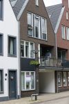 Aalsmeer 29 april 2015
Bonnie st Claire loopt met haar hondjes voorbij haar nieuwe huis.