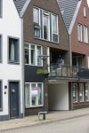 Aalsmeer 29 april 2015
Bonnie st Claire loopt met haar hondjes voorbij haar nieuwe huis.