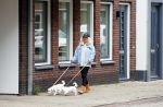Aalsmeer 29 april 2015
Bonnie st Claire loopt met haar hondjes voorbij haar nieuwe huis.