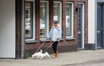 Aalsmeer 29 april 2015
Bonnie st Claire loopt met haar hondjes voorbij haar nieuwe huis.
