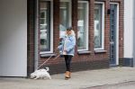 Aalsmeer 29 april 2015
Bonnie st Claire loopt met haar hondjes voorbij haar nieuwe huis.