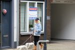 Aalsmeer 29 april 2015
Bonnie st Claire loopt met haar hondjes voorbij haar nieuwe huis.