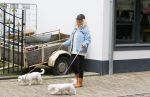 Aalsmeer 29 april 2015
Bonnie st Claire loopt met haar hondjes voorbij haar nieuwe huis.