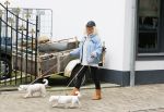Aalsmeer 29 april 2015
Bonnie st Claire loopt met haar hondjes voorbij haar nieuwe huis.