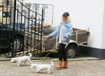 Aalsmeer 29 april 2015
Bonnie st Claire loopt met haar hondjes voorbij haar nieuwe huis.