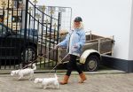 Aalsmeer 29 april 2015
Bonnie st Claire loopt met haar hondjes voorbij haar nieuwe huis.
