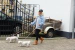 Aalsmeer 29 april 2015
Bonnie st Claire loopt met haar hondjes voorbij haar nieuwe huis.