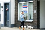 Aalsmeer 29 april 2015
Bonnie st Claire loopt met haar hondjes voorbij haar nieuwe huis.